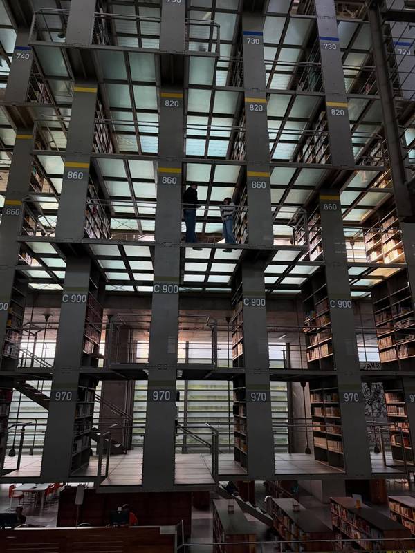 เต้ย จรินทร์พร รีวิวห้องสมุดสุดโปรด แต่ช็อตนี้แฟนหนุ่มแย่งซีน