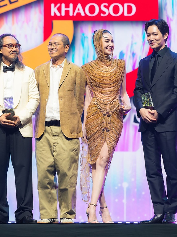 ใหม่ ดาวิกา ชุดสีทองสวยจึ้งดุจนางพญา