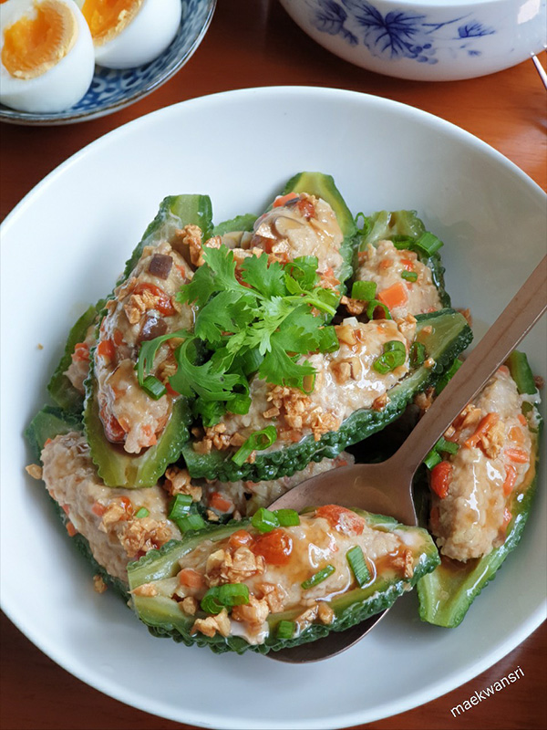 มะระขี้นกใส่ไส้หมูสับราดน้ำมันหอย