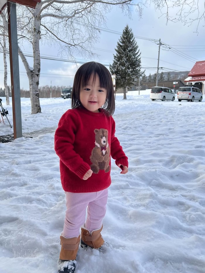 แพทริเซีย พาน้องเอลิเซีย และน้องแพทริค สัมผัสหิมะที่ญี่ปุ่น