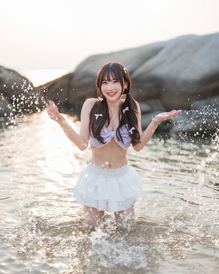 ไข่มุก วรัทยา หรือ ไข่มุก BNK48 จัดลุคสดใสซาบซ่า นุ่งสั้น แชะภาพริมหาด
