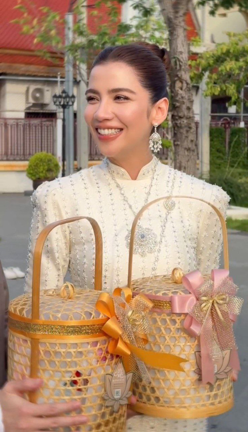 จีน่า วิรายา ใส่ชุดไทยจับมือหนุ่มข้างกายทำบุญ