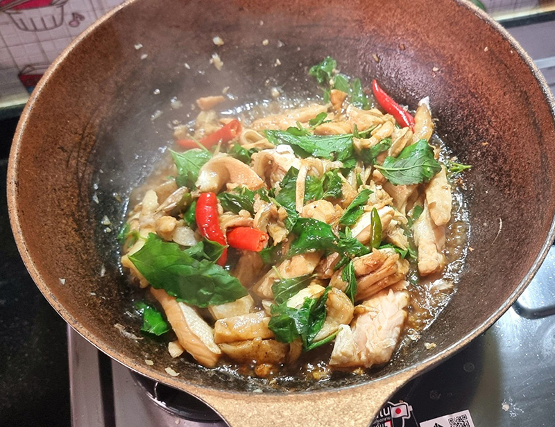 ท้องปลาแซลมอนผัดกะเพรา เมนูกะเพรา เมนูปลาแซลมอน อาหารจานเดียว สูตรอาหาร 