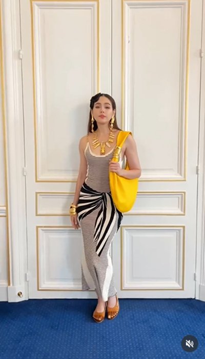 ชมพู่ อารยา เสิร์ฟลุคใหม่นำเทรนด์ เมนต์สนั่นกระเป๋าแม่โคฟเข้าพรรษา