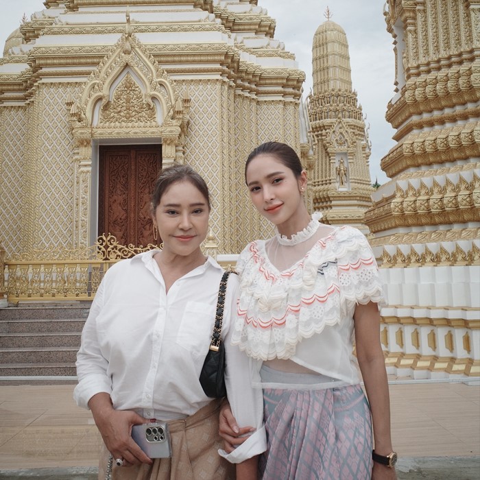  อุ้ม ลักขณา นิวเคลียร์ หรรษา ฉลองวันเกิดคุณแม่ม่วย สมปอง