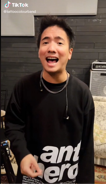 แทททู คัลเลอร์ ทวงท่อนฮุคเพลง ฟ้า