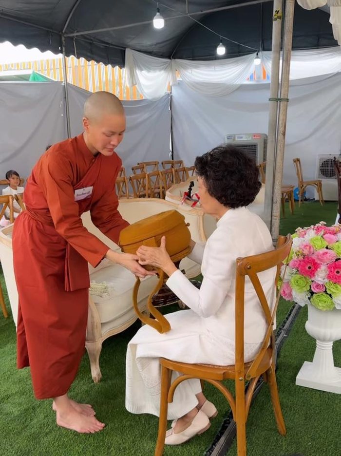 เปิดภาพแรก เจนี่ เทียนโพธิ์สุวรรณ บวชสามเณรีแล้ว