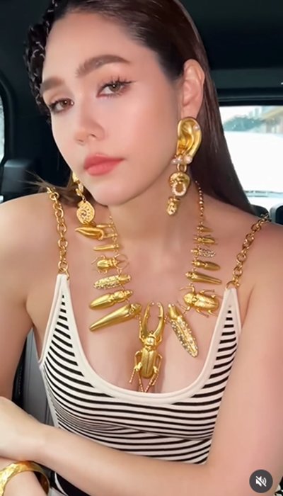 ชมพู่ อารยา เสิร์ฟลุคใหม่นำเทรนด์ เมนต์สนั่นกระเป๋าแม่โคฟเข้าพรรษา