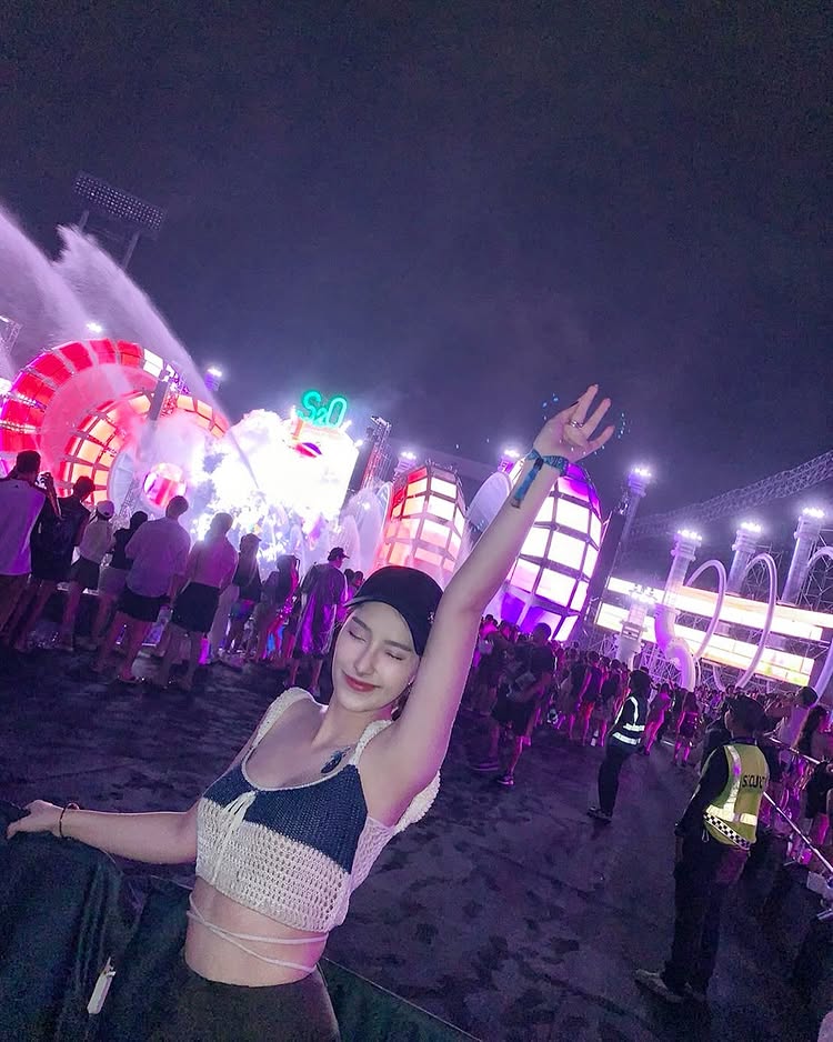 ฮาน่า ลีวิส สาดซีนแซ่บ อวดหุ่นเผ็ดไฟลุก ด้วยชุดบิกินี่สีแดงสด