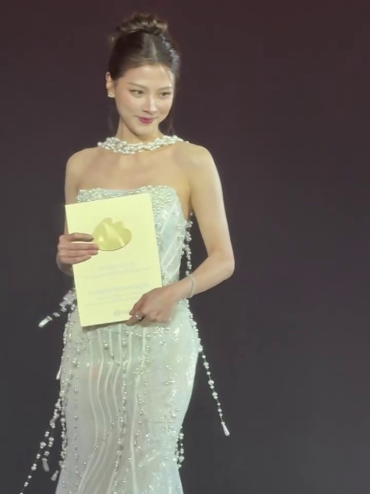 ใบเฟิร์น พิมพ์ชนก ในงาน Weibo Gala 2025