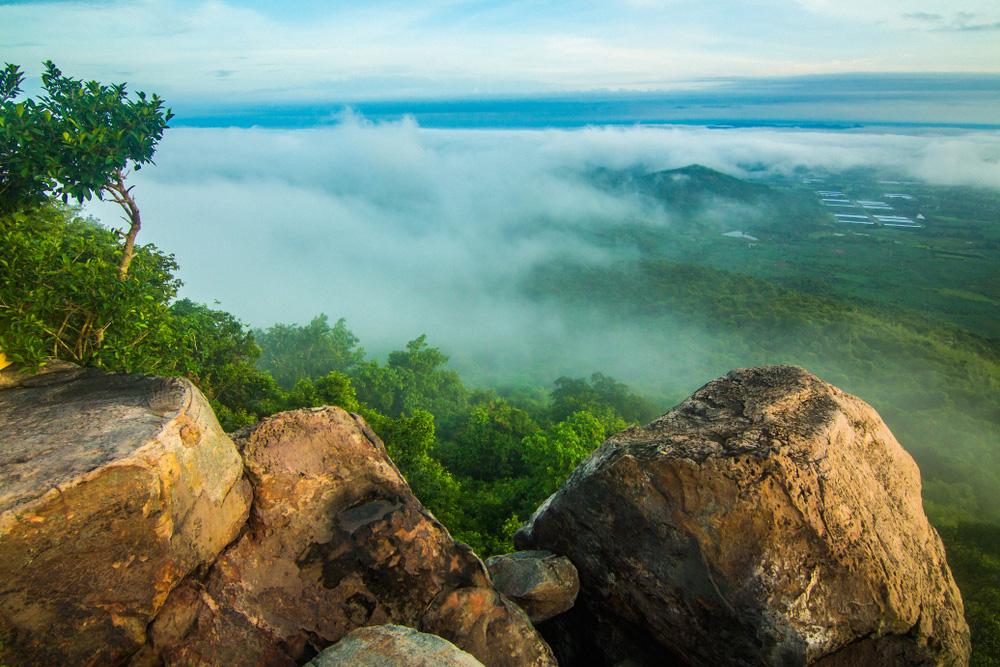 เขาพระยาเดินธง ลพบุรี
