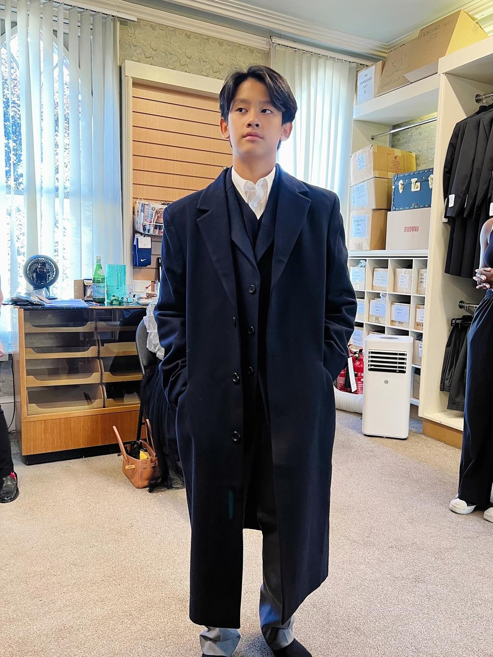 น้องนพ ลูกชาย นาเดีย โสณกุล บินเรียนต่อ Harrow อังกฤษ ลองยูนิฟอร์มหล่อเท่สมฐานะ 