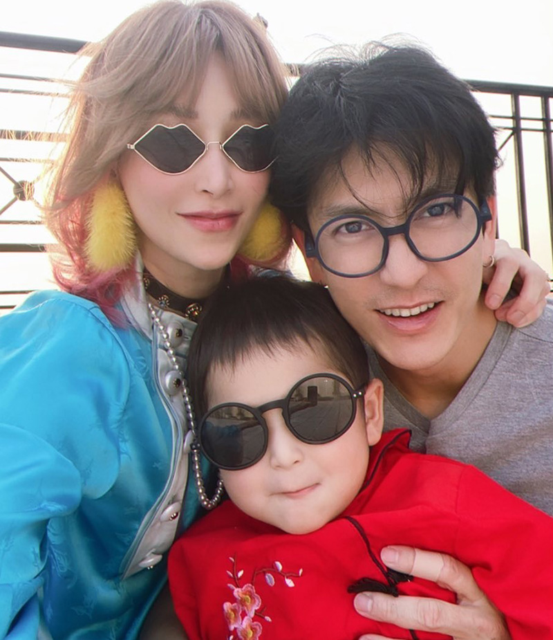 พีช สิตมน ภรรยา ติ๊ก เจษฎาภรณ์ แชะภาพคู่ลูกชาย น้องเต็นท์ 