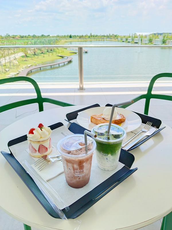 คาเฟ่ริมทะเลสาบ