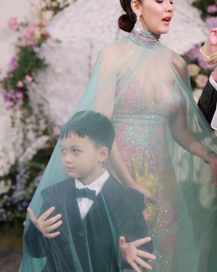 น้องสายฟ้า น้องพายุ กับชุดซีทรู ชมพู่