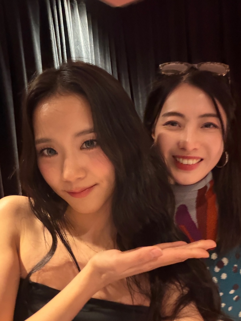 สาวปริศนาถ่ายเซลฟี่คู่ จีซู BLACKPINK