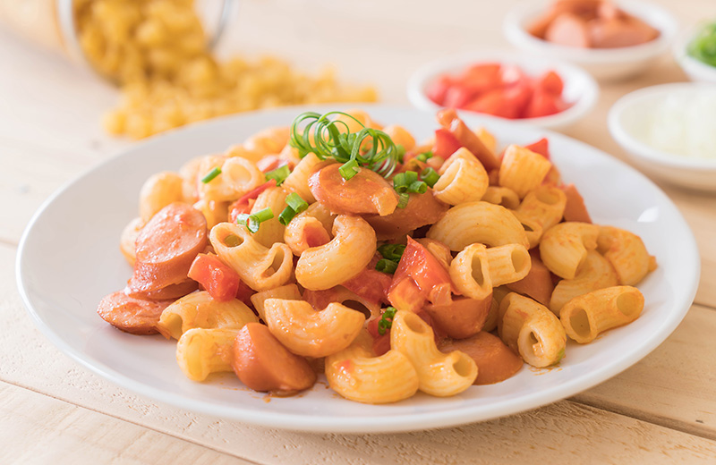 มะกะโรนีผัดซอสมะเขือเทศไส้กรอก เมนูเด็กหอ เมนูงบน้อย เมนูอาหารทำง่าย สูตรอาหาร