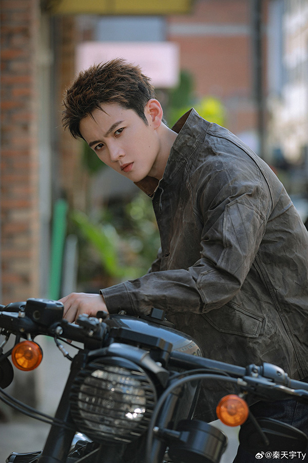 ฉินเทียนอวี่ ประวัติ