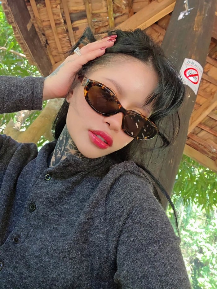 ปราง ปรางทิพย์ อวดแหวนเพชร นิ้วนางข้างซ้าย