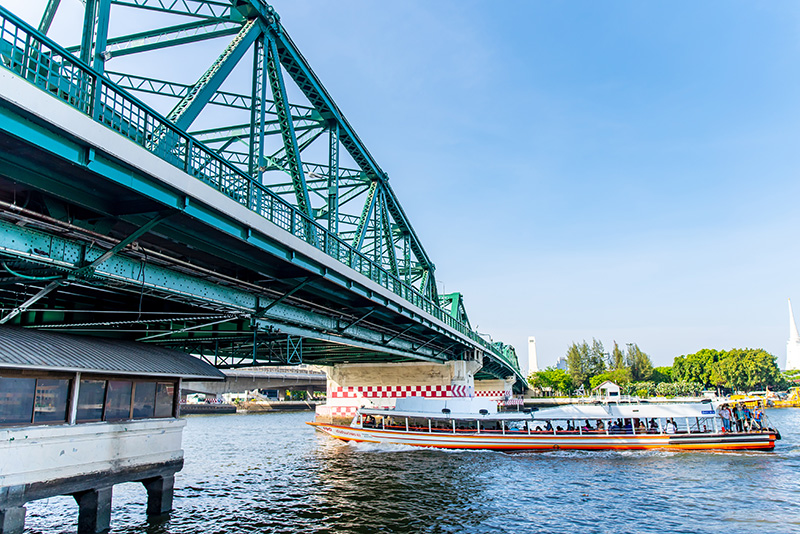 ที่ถ่ายรูปเทรนด์สไบกับกางเกงยีนส์