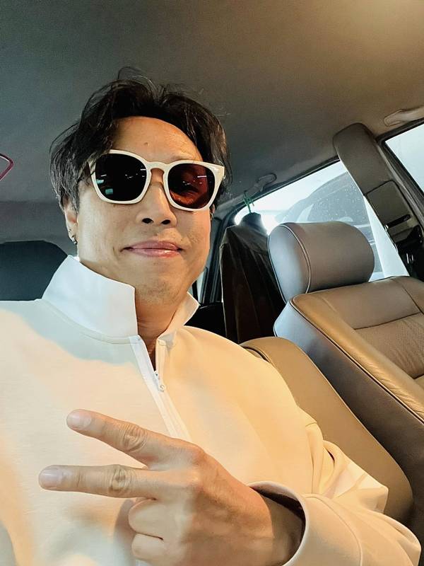 หมู MUZU ไปกินข้าวกับแม่ แต่ถูกขอให้ขึ้นไปร้องเพลง