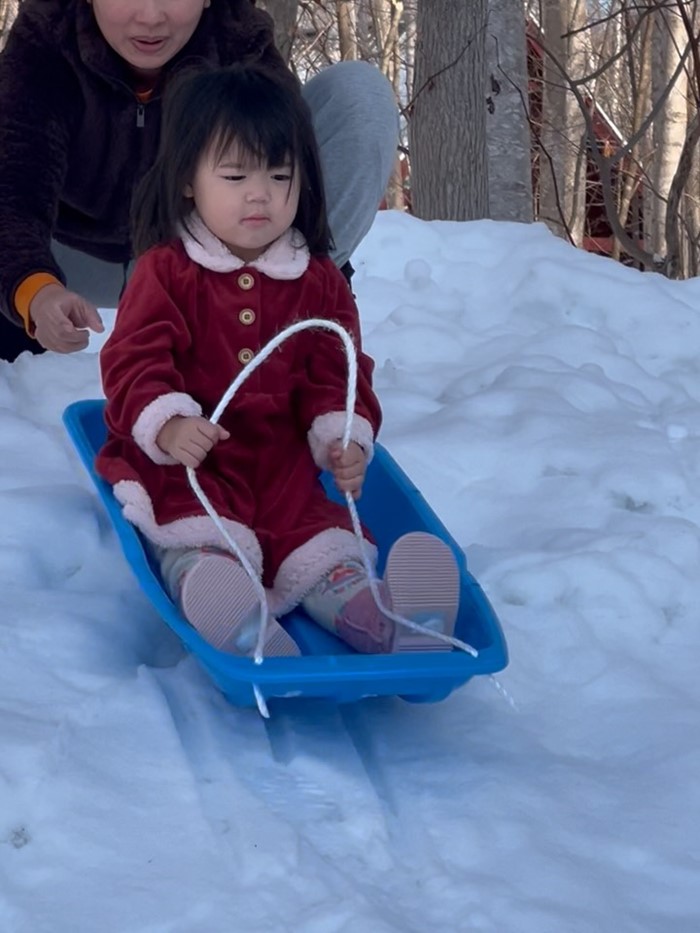 แพทริเซีย พาน้องเอลิเซีย และน้องแพทริค สัมผัสหิมะที่ญี่ปุ่น