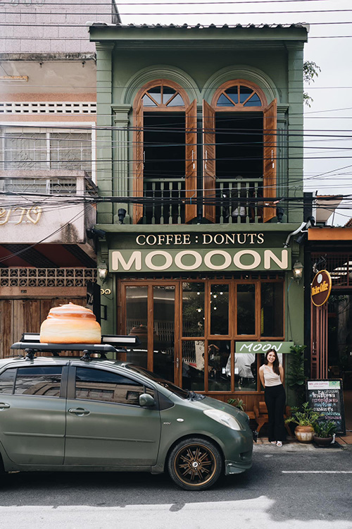 Moon doughnuts & drinks