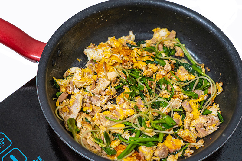 ต้นอ่อนทานตะวันผัดไข่ เมนูผักผัดไข่ เมนูผัดผัก เมนูไข่ สูตรอาหาร