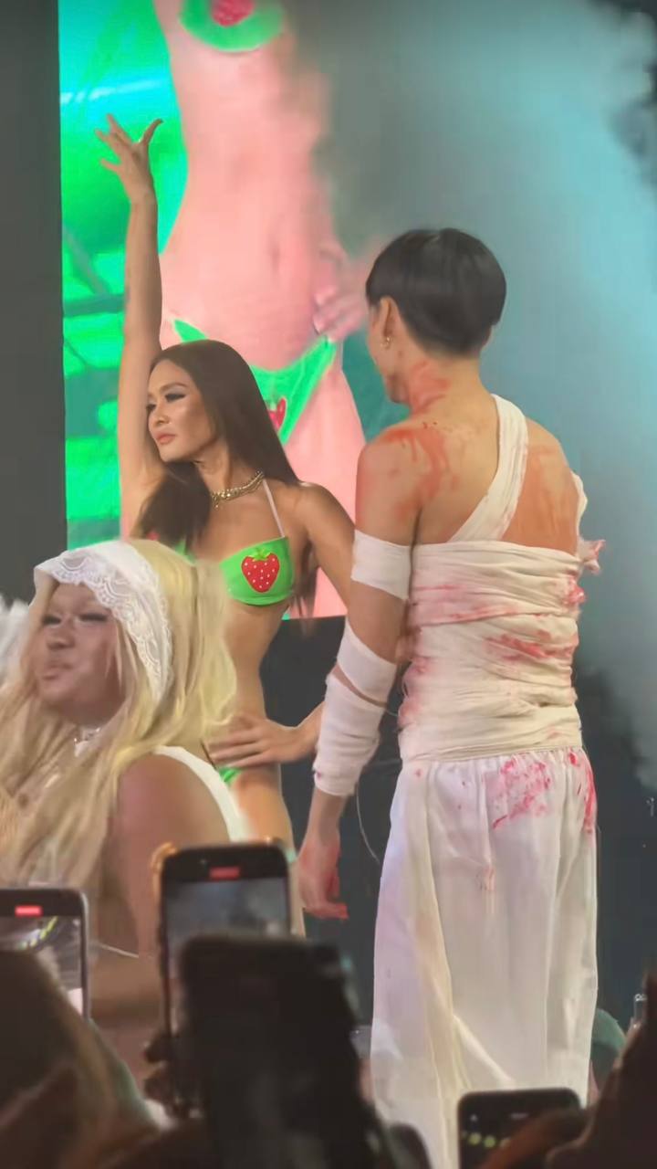 ลูกเกด เมทินี ร่วมคอนเสิร์ตหิ้วหวี ในชุดบิกินี่สตรอว์เบอร์รีมรกต