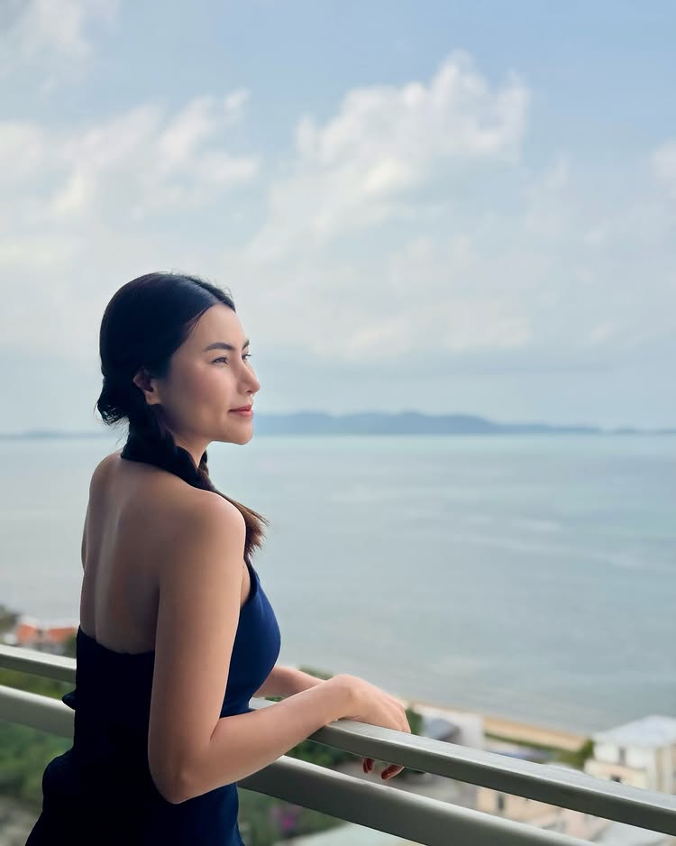 ข้าวทิพย์ ธิดาดิน นักร้องลูกทุ่งสุดฮอต นุ่งน้อยห่มน้อย อวดอึ๋มเบา ๆ ริมหาด  