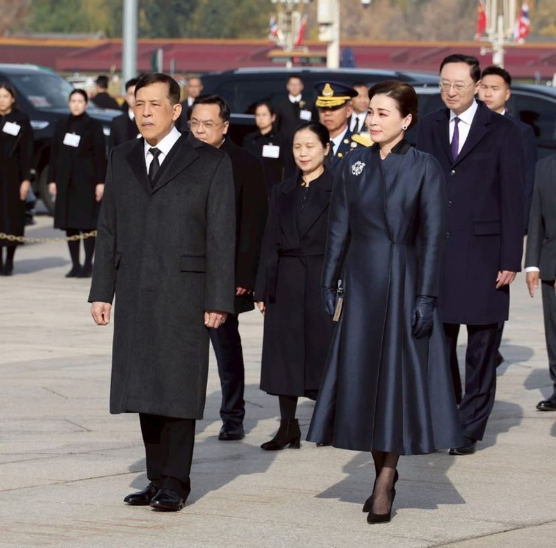 พระราชินีสุทิดา ทรงฉลองพระองค์งดงามระหว่างเสด็จเยือนจีน