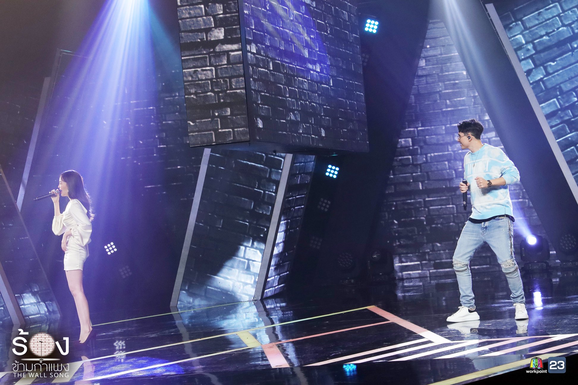 ร้องข้ามกำแพง