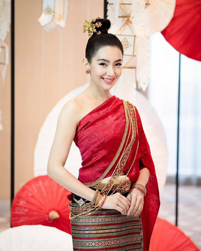 ดาราใส่ชุดไทย