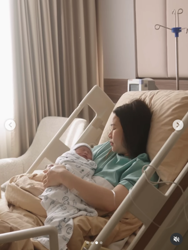 แอน ทองประสม เปิดภาพอุ้มเบบี๋ครั้งแรก