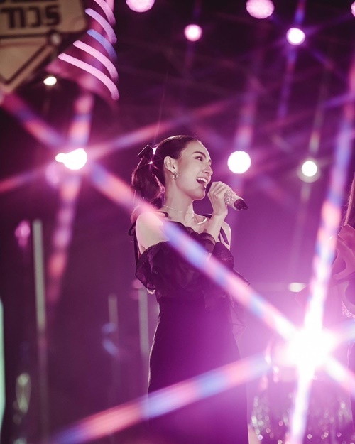 แอนน่า กลึคส์