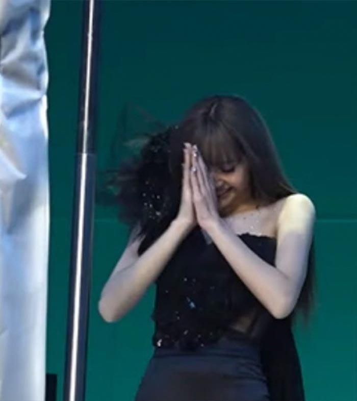 ลิซ่า คนไทยแท้ ไหว้ก่อนขึ้นเวที