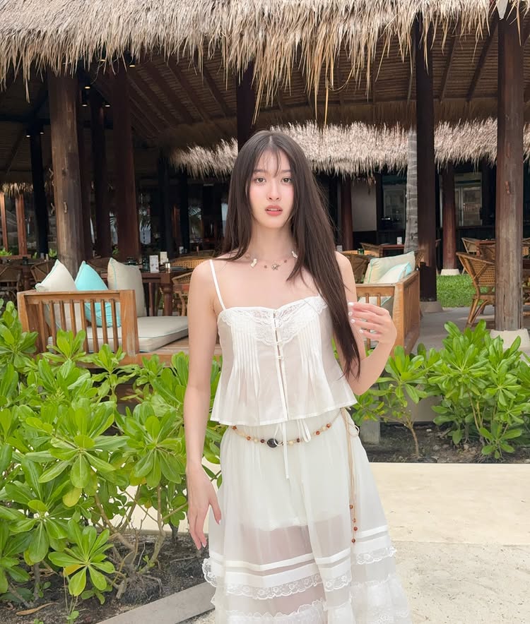 วิว เบญญาภา เสิร์ฟทูพีซท่อนบนออกมาเขย่าใจเอฟซี