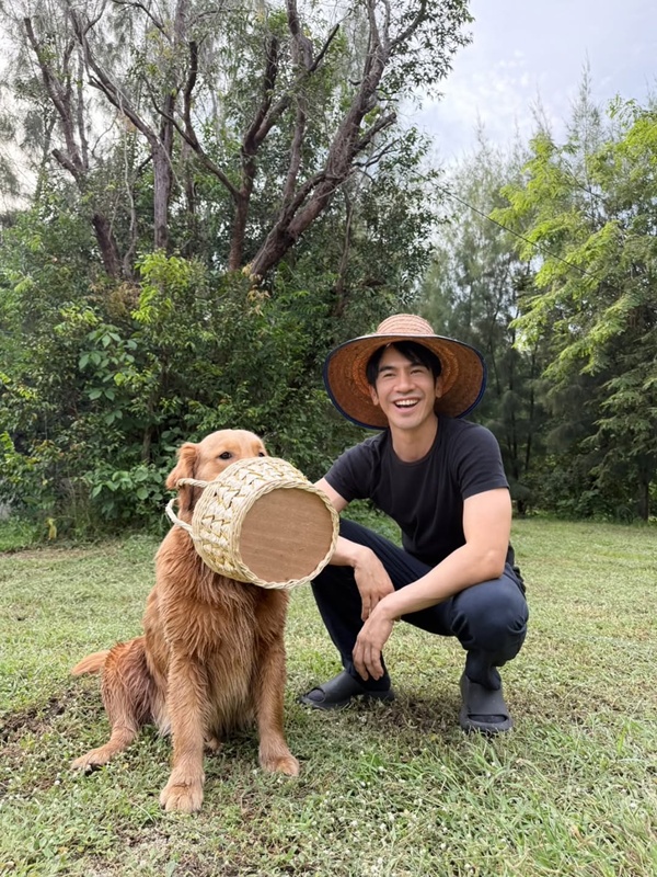 ในภาพเผยให้เห็นโมเมนต์สุดเรียบง่ายของ  โป๊ป ธนวรรธน์ กับเพื่อน ๆ ใน ฟาร์มเกษตร The Florimel.Farm ของ เพ็ชร ฐกฤต ที่จังหวัดชัยนาท ท่ามกลางสวนเขียวขจี พร้อมน้องหมาโกลเด้นรีทรีฟเวอร์สุดน่ารัก ๆ เรียกได้ว่าทั้งบรรยากาศและรอยยิ้มของพระเอกหนุ่มละมุนจนแฟน ๆ ใจละลาย