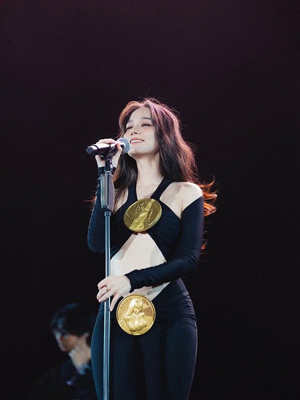 วี วิโอเลต ชุดขึ้นคอนเสิร์ต