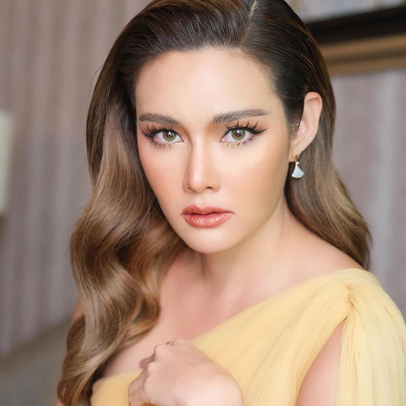 หญิง รฐา