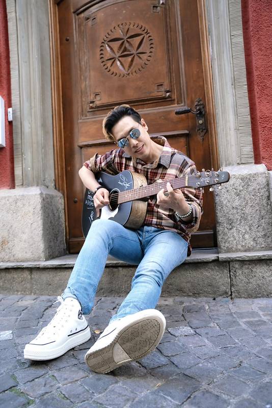 หมู MUZU ไปกินข้าวกับแม่ แต่ถูกขอให้ขึ้นไปร้องเพลง