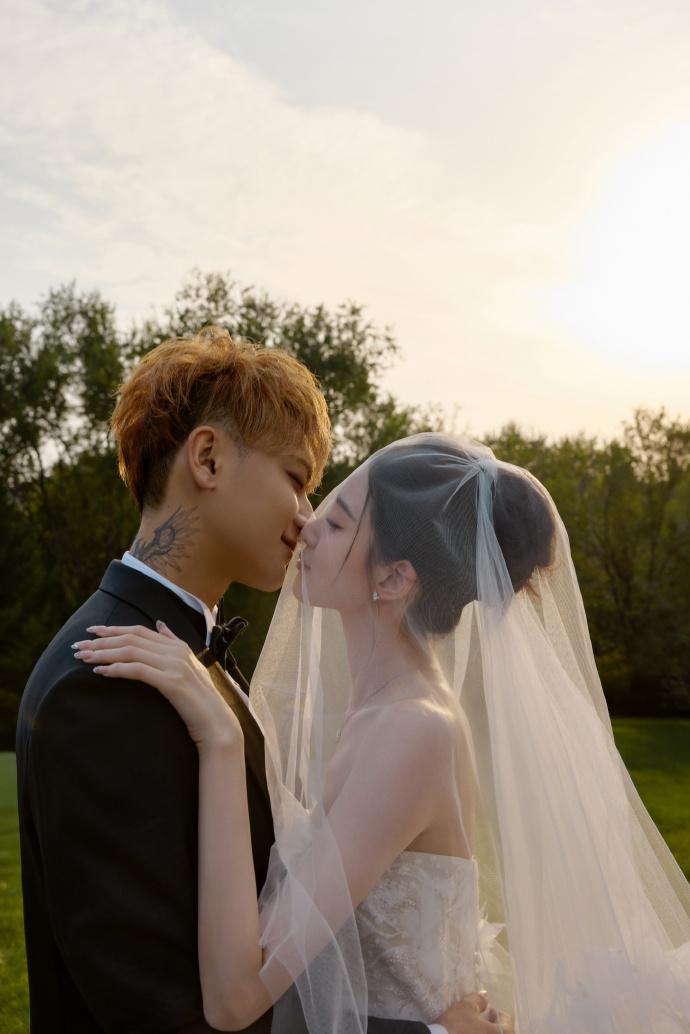 หวงจื่อเทา เปิดภาพพรีเวดดิ้ง สวีอี้หยาง สวยหรูอลังการ