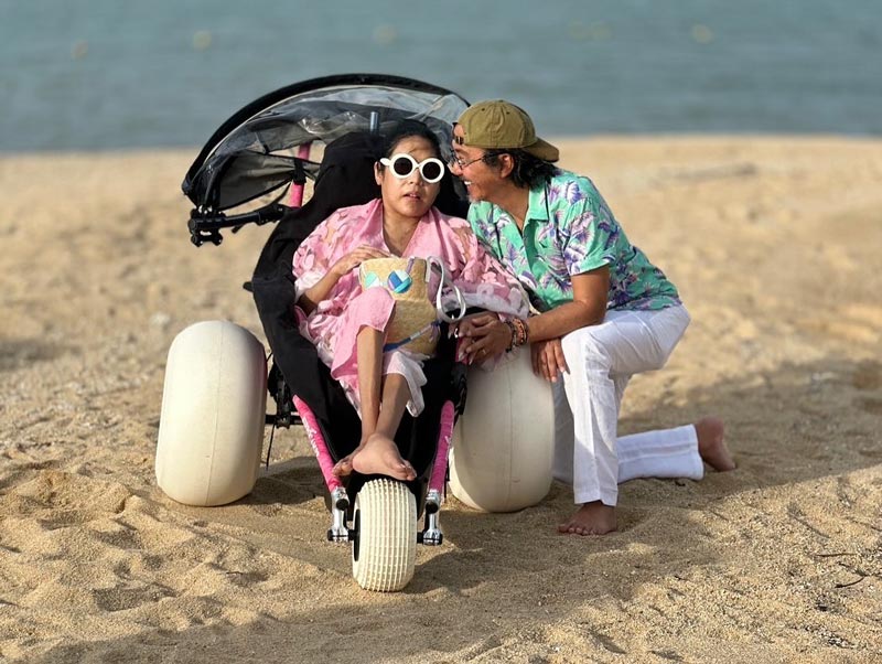 นายพลดอลล่าร์ ควงภรรยา คุณหญิงบัว พักผ่อนริมทะเล