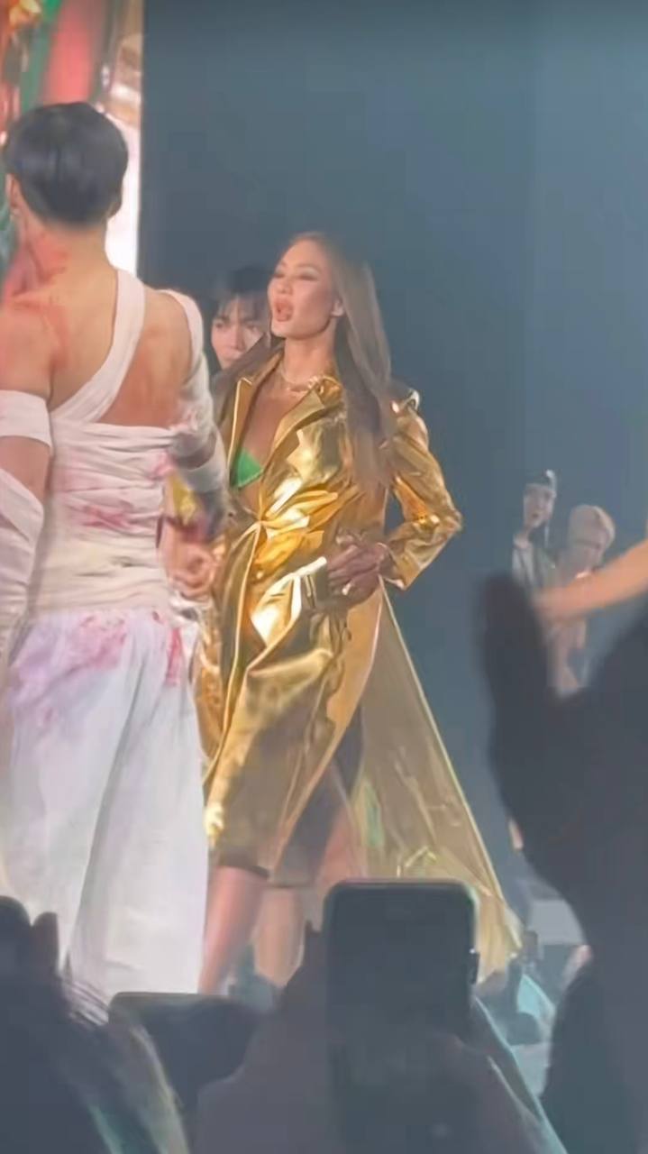 ลูกเกด เมทินี ร่วมคอนเสิร์ตหิ้วหวี ในชุดบิกินี่สตรอว์เบอร์รีมรกต