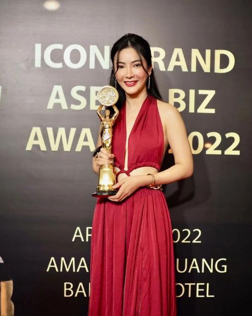 อาย วราไพรินทร์ ประวัติดารา