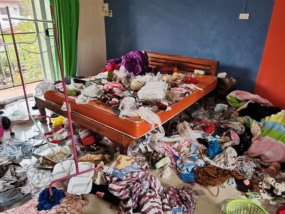 ขยะล้นห้อง