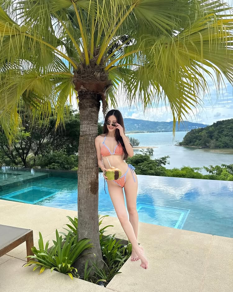 พัดพัด รัตน์ฟ้า นุ่งบิกินี่ตัวน้อย โชว์หุ่นขาวเซี้ยะริมหาดที่ภูเก็ต 