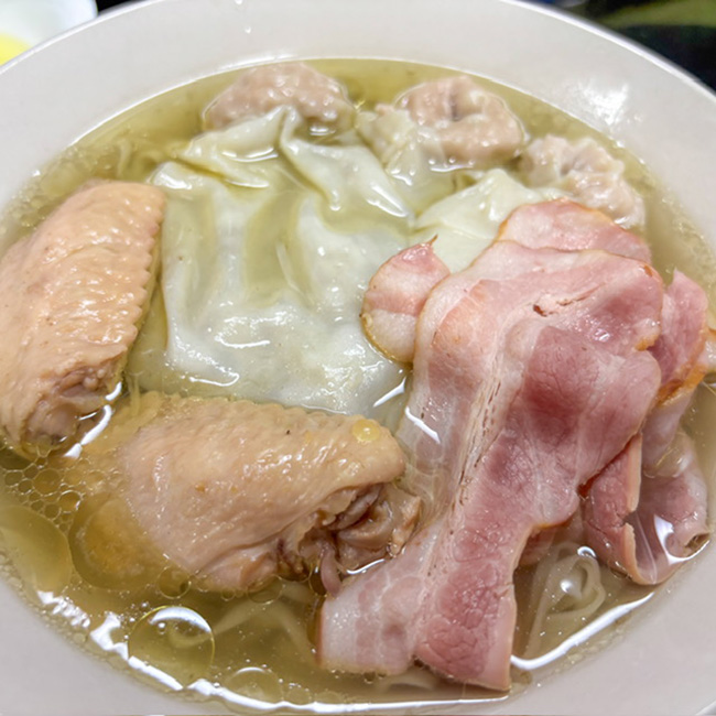 ราเมงเกี๊ยวหมูหางยาว ซุปไก่ กับปีกไก่ตุ๋นซอส เมนูเส้น อาหารจานเดียว เกี๊ยวหมู สูตรอาหาร