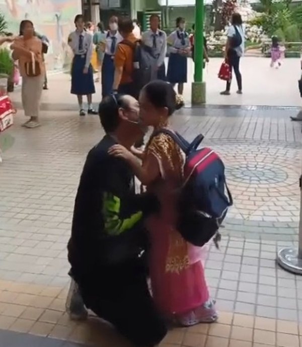 น้องวีจิ สวมชุดไทยเป็นตัวแทนเชิญพาน น่ารักน่าเอ็นดู พ่อศรราม ปลื้มใจมาก