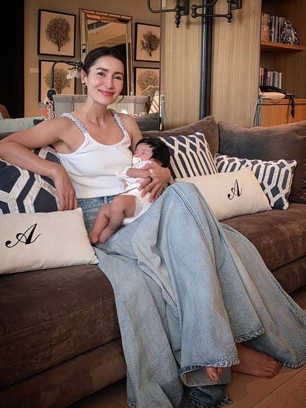 แอน ทองประสม เปิดภาพอุ้มเบบี๋ครั้งแรก